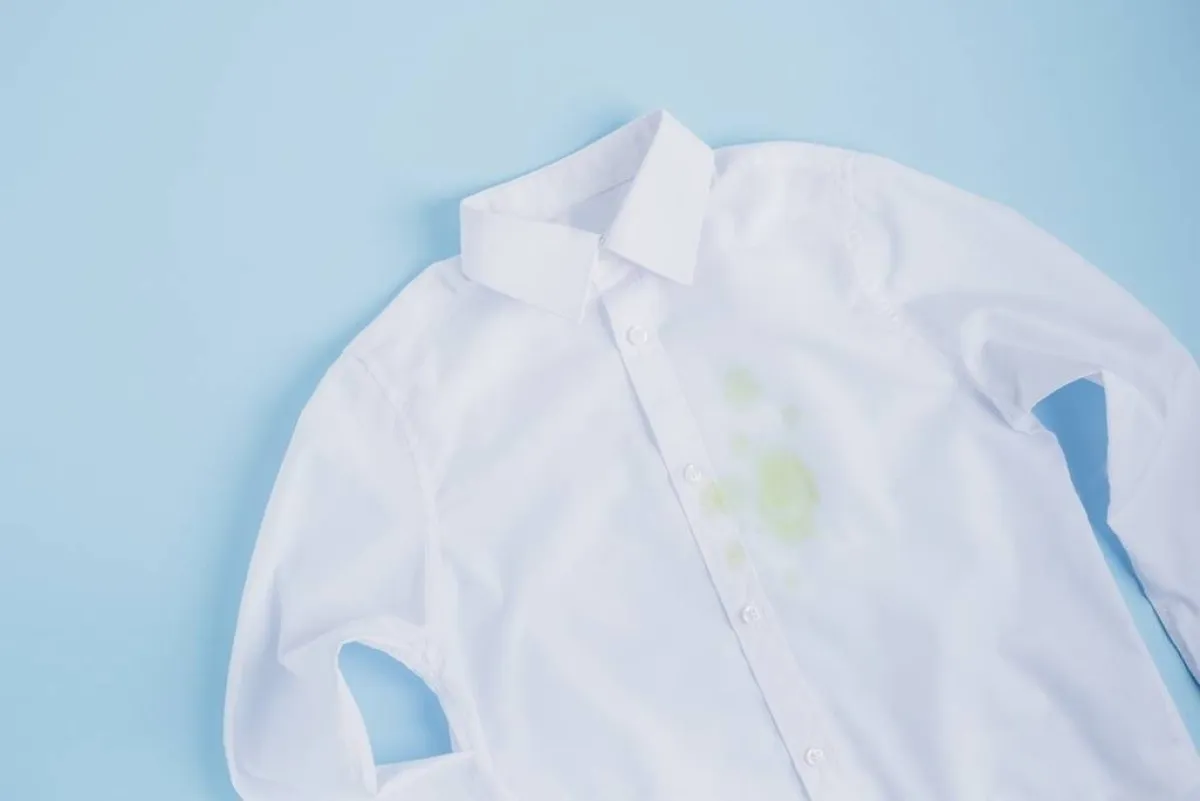 قميص ملطّخ بالبقع