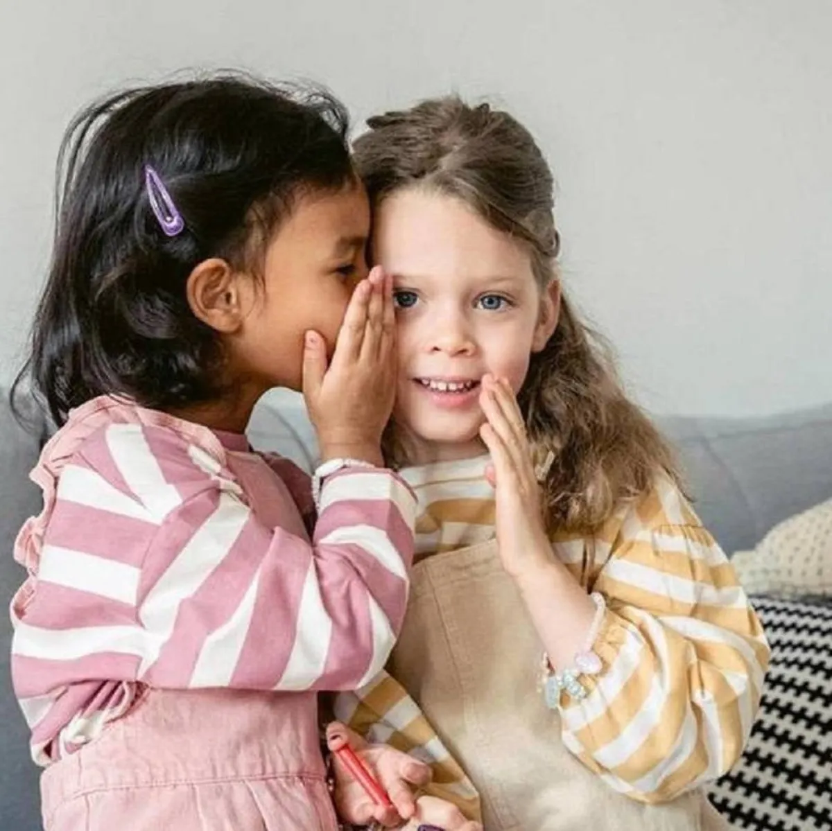 صورة لطفلتين