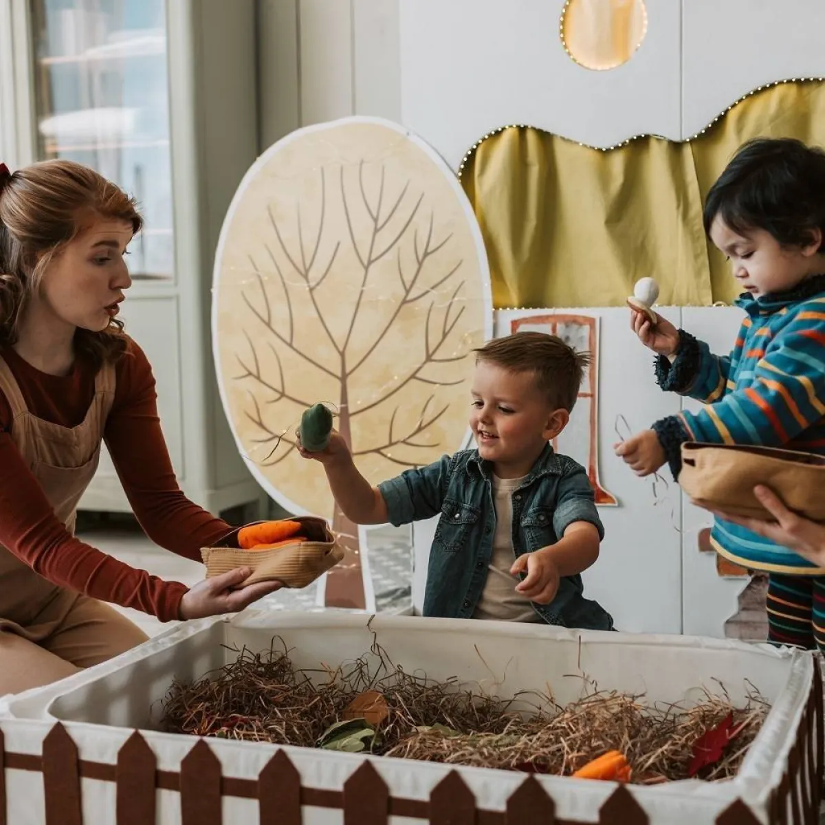 صورة لأطفال يلعبون مع معلمتهم