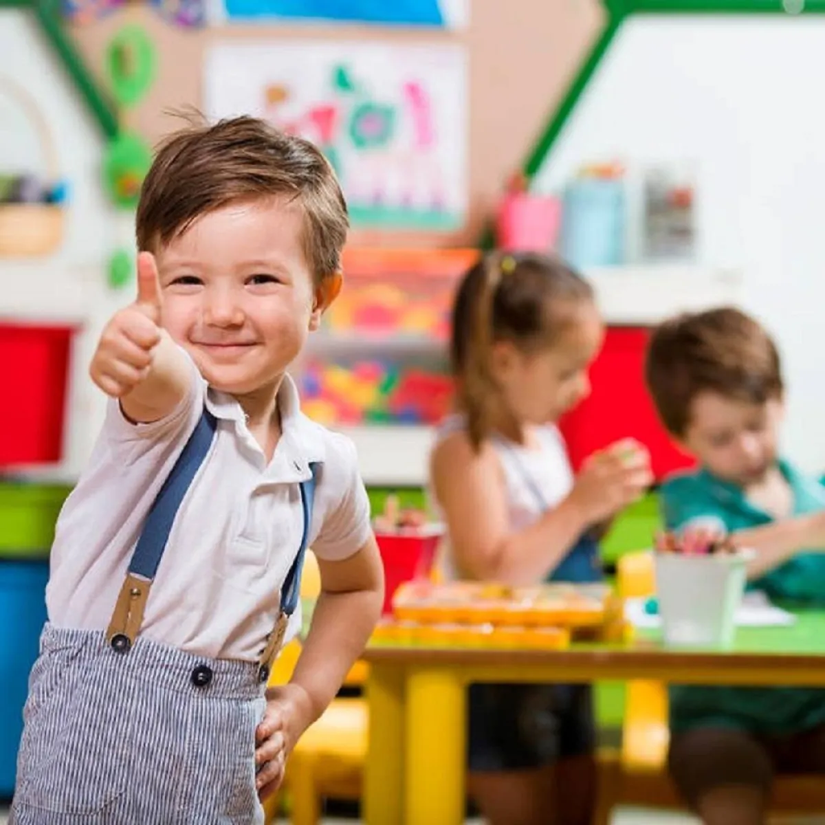 صورة لطفل فرحان