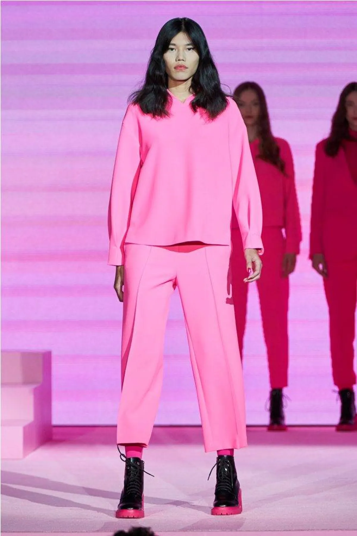 كيف قدّمت الدور العالمية اللون الزهري في مجموعات خريف 2022  من مارك كين Marc Cain