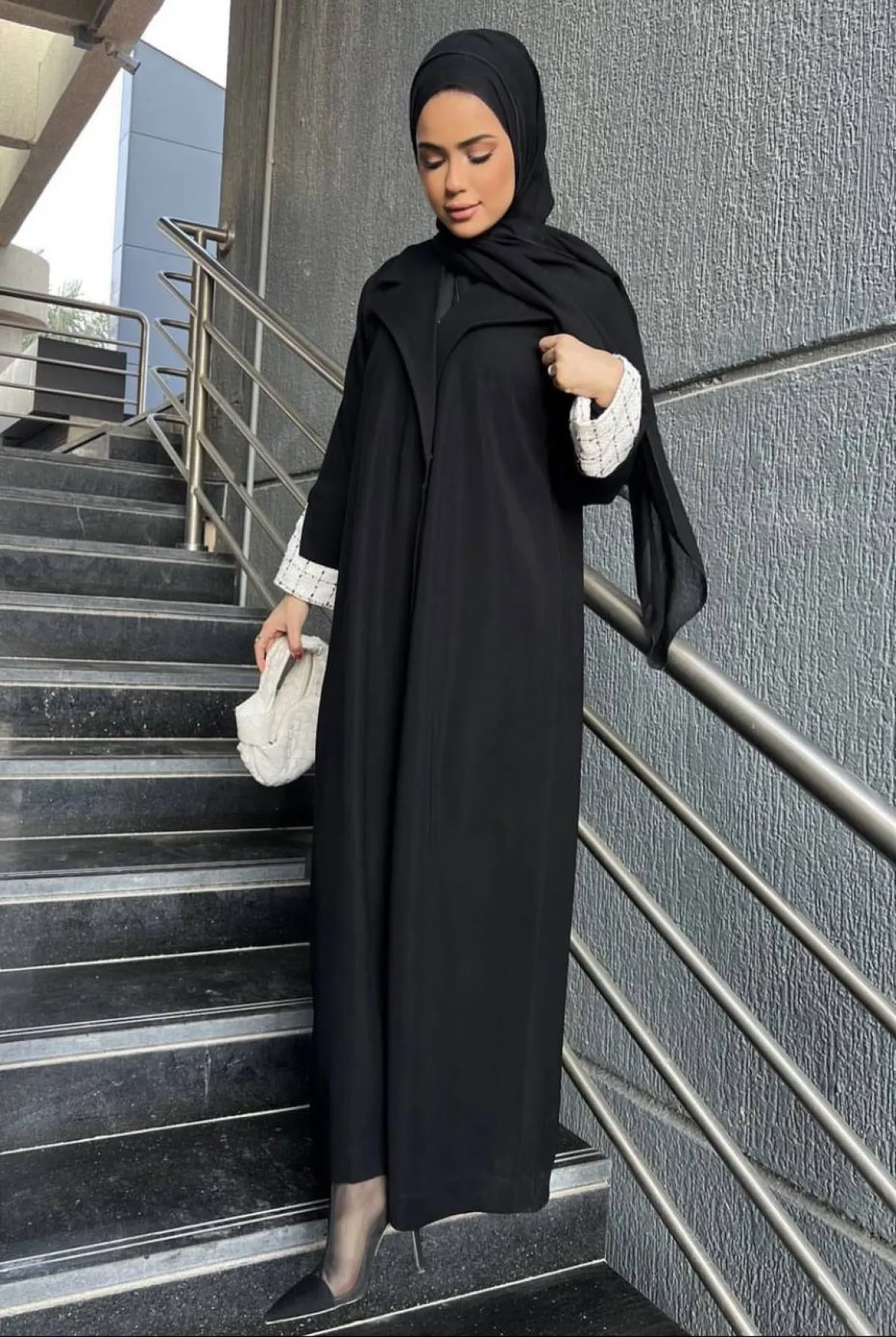 عباية حيادية اللون من سارة الدهيم