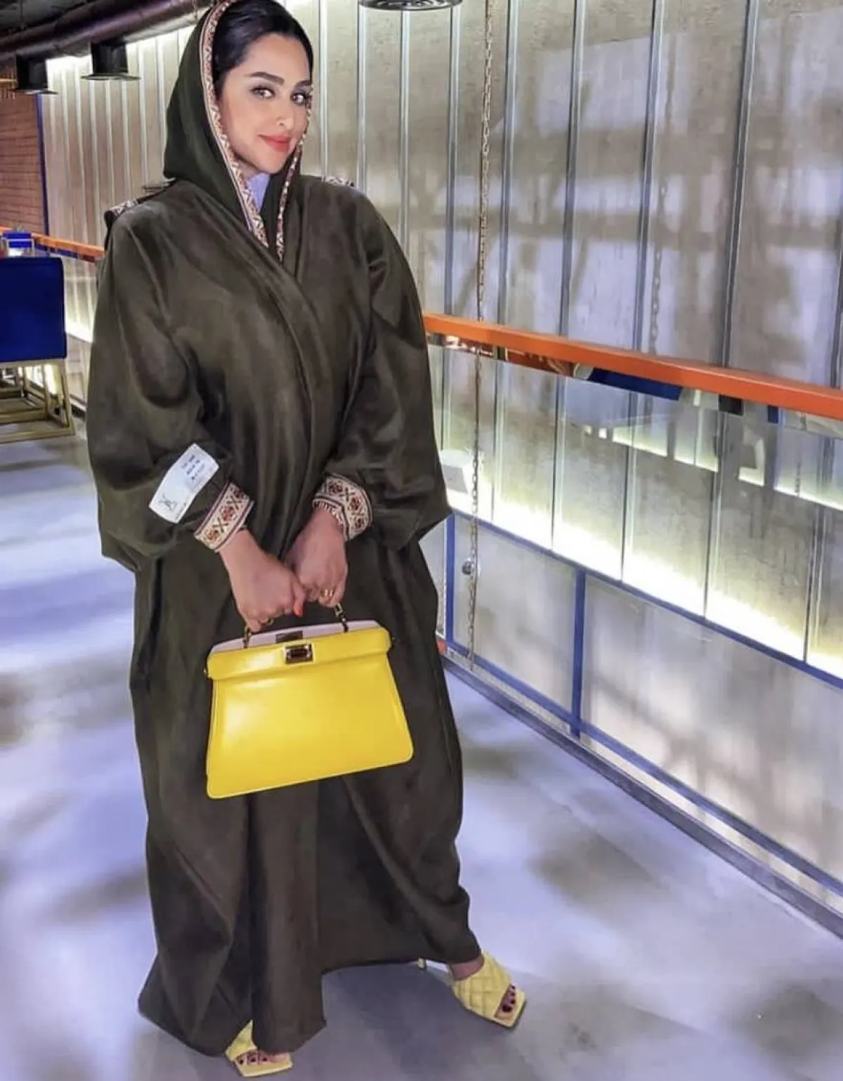 مريم الانصاري بعباية الاخضر الزيتي