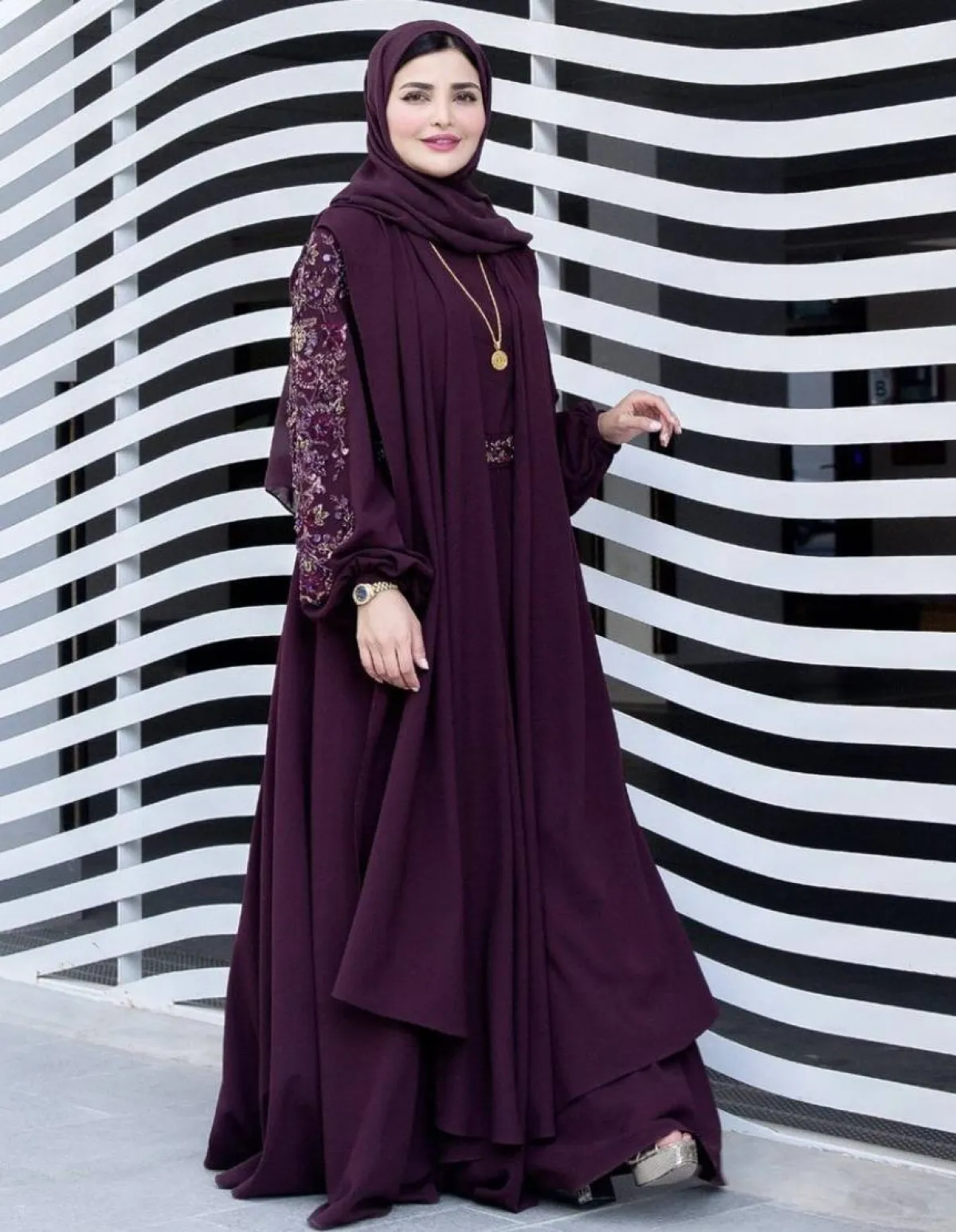 حوراء الفارسي بعباية مطرزة بالزهور