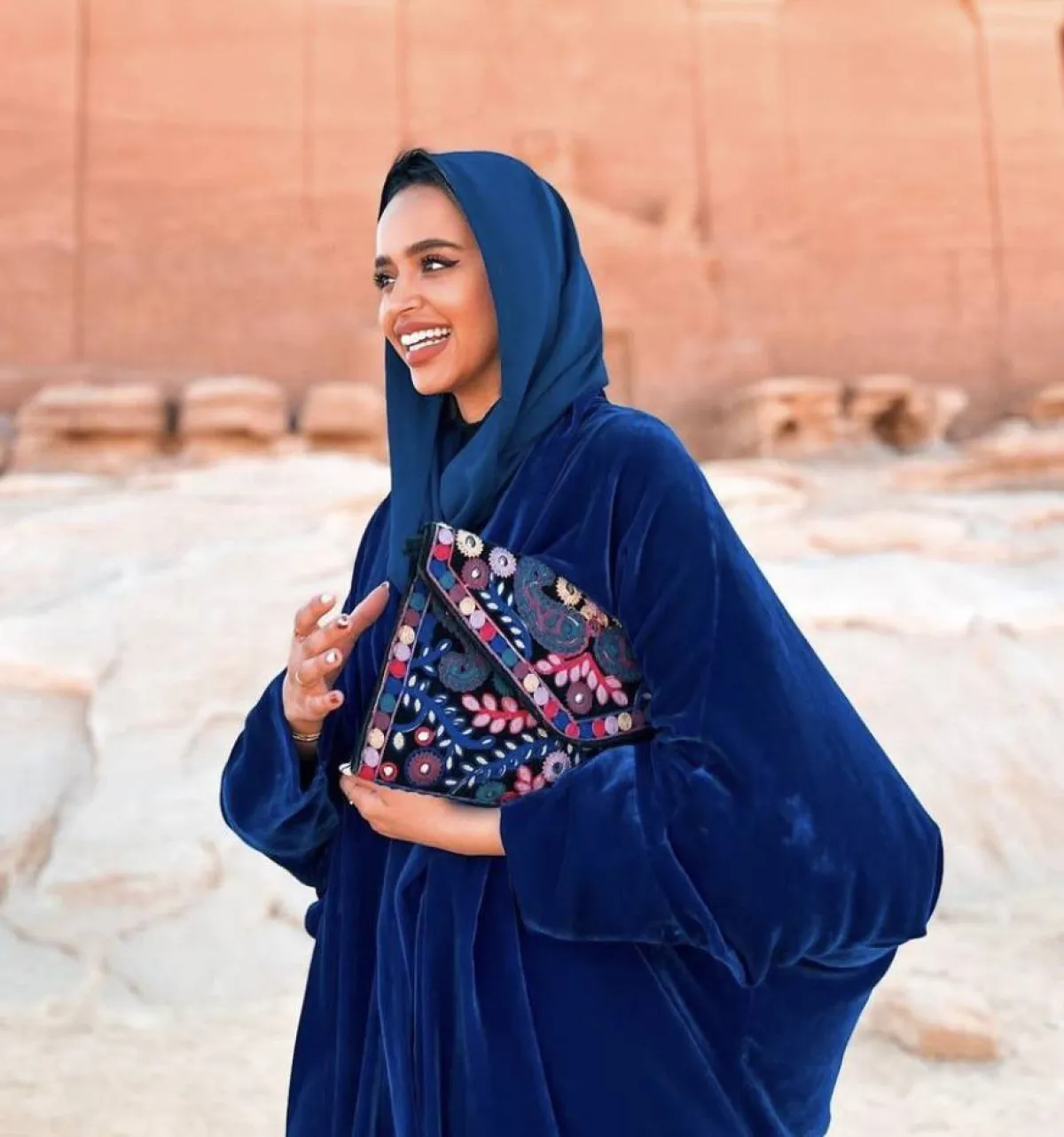 عباية باللون الازرق النيلي من لولوة الخطاف