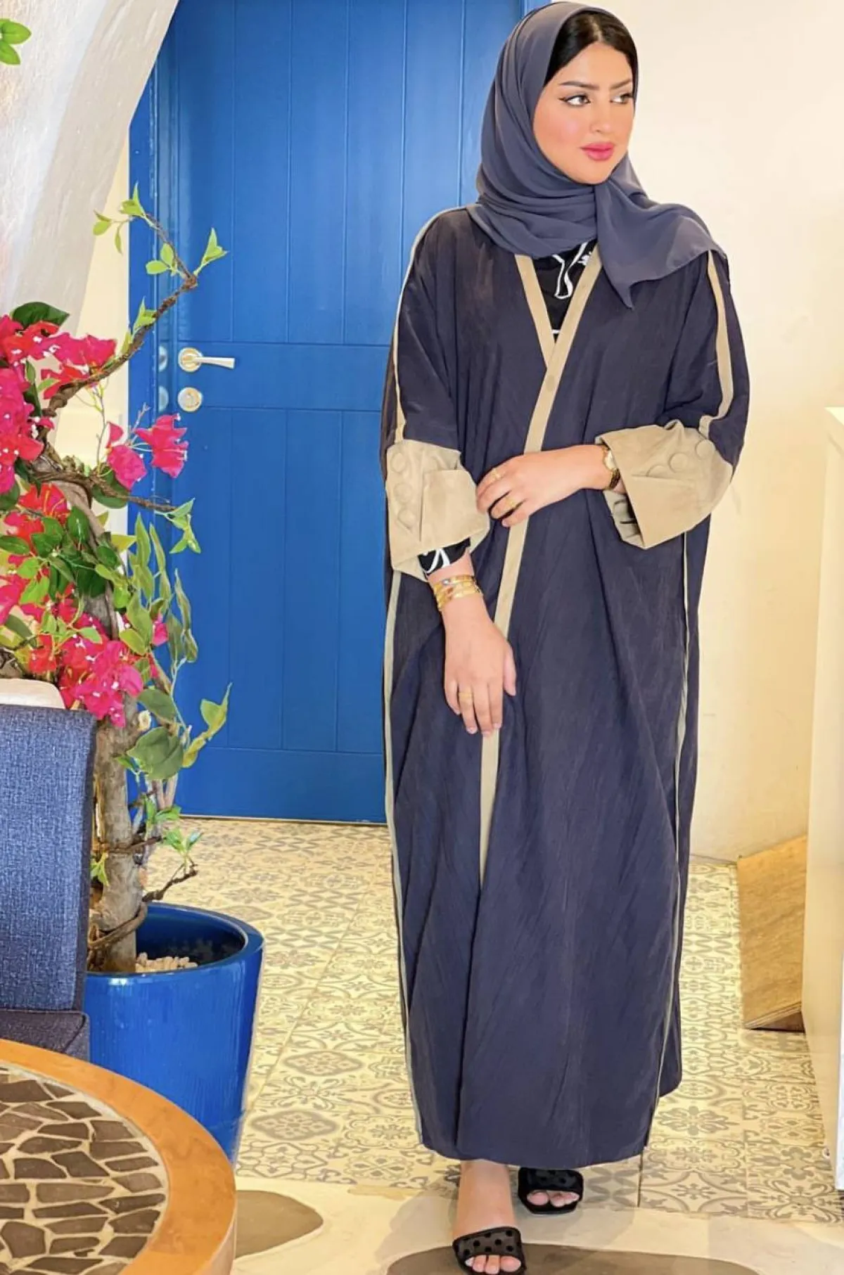 حوراء اللواتي بعباية حيادية الالوان