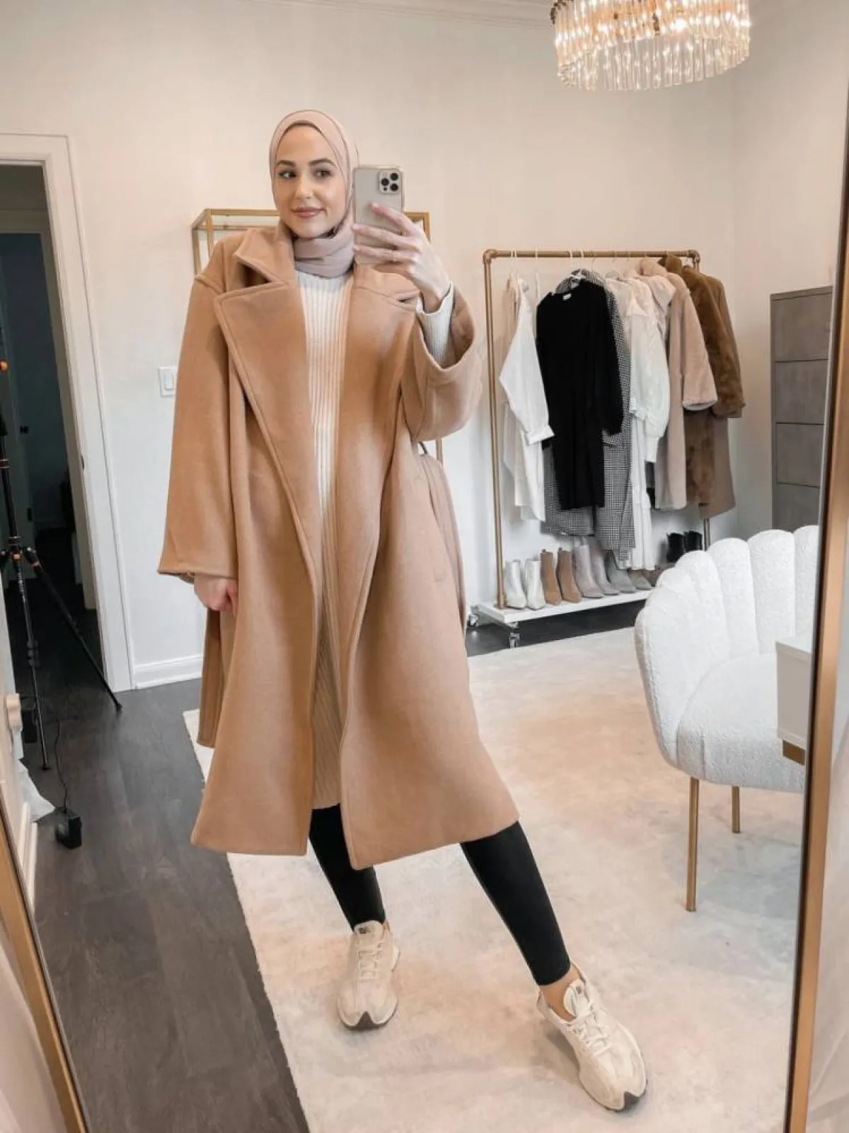 لينا صنوبر بالبالطو الدافئ