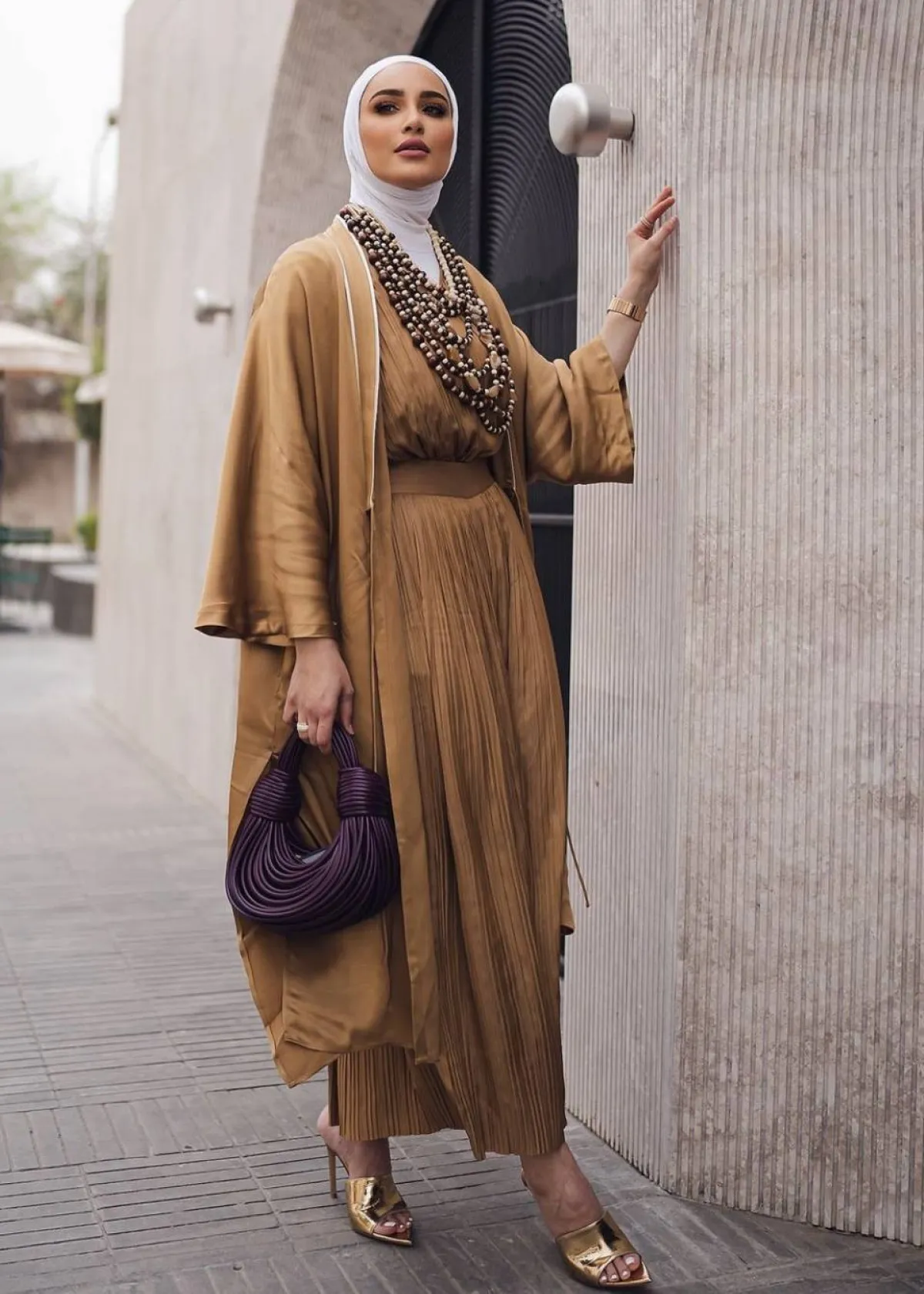 دلال الدوب بمعطف واسع