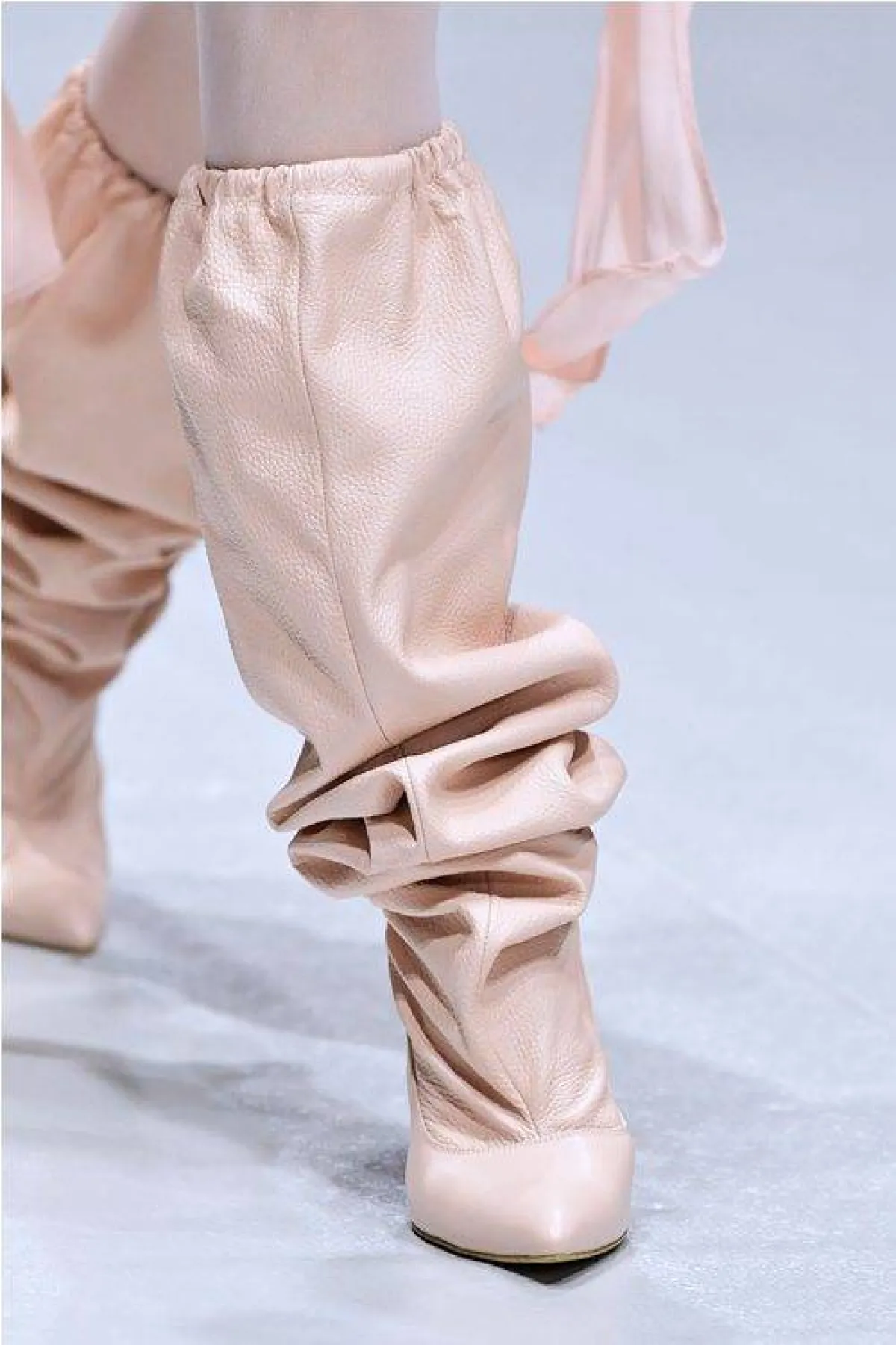 حذاء باللون الزهري من عبود جمّال Aboud Jammal