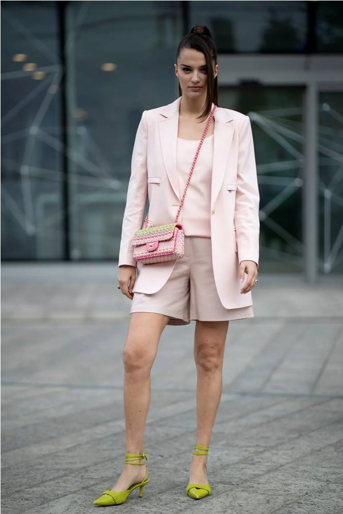 أبرز إكسسوارات موسم خريف 2022 باللون الزهري من ستريت فاشن Street Fashion