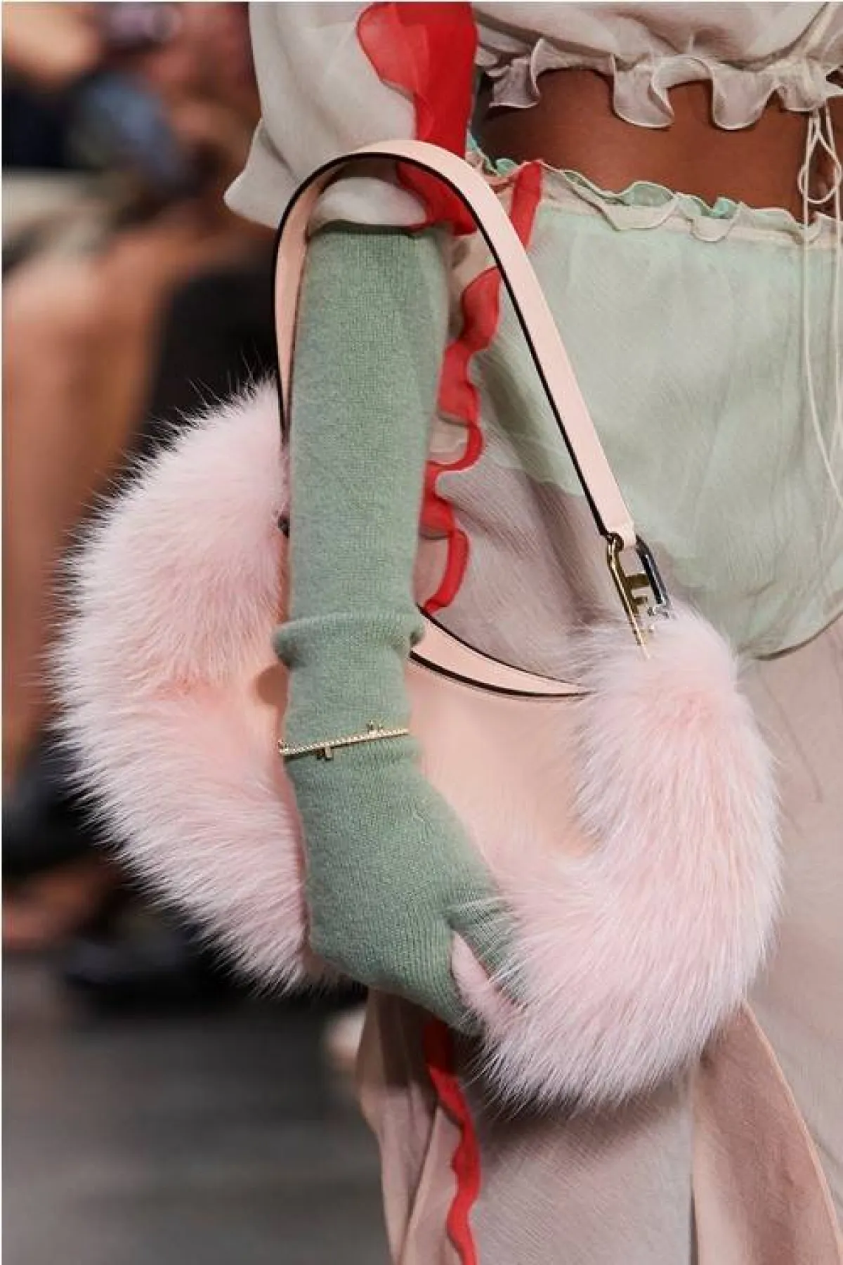 حقيبة يد باللون الزهري من فندي Fendi