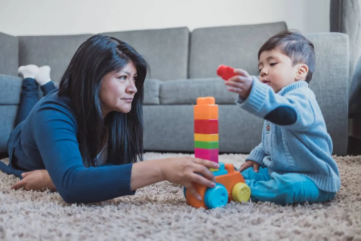 صورة لأم تشارك ابنها اللعب