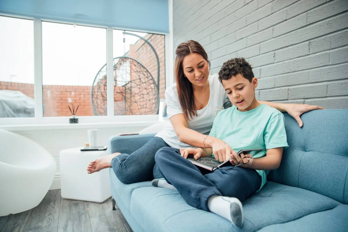 صورة لأم تقرأ مع ابنها