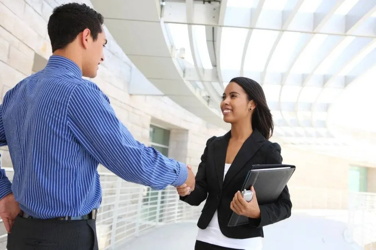 صورة لمقابلة زميل عمل