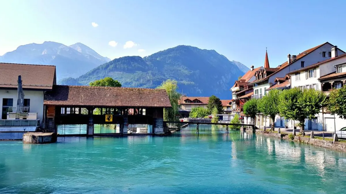 لقطة جذابة لنهر آري والمباني السويسرية في «إنترلاكن» 
