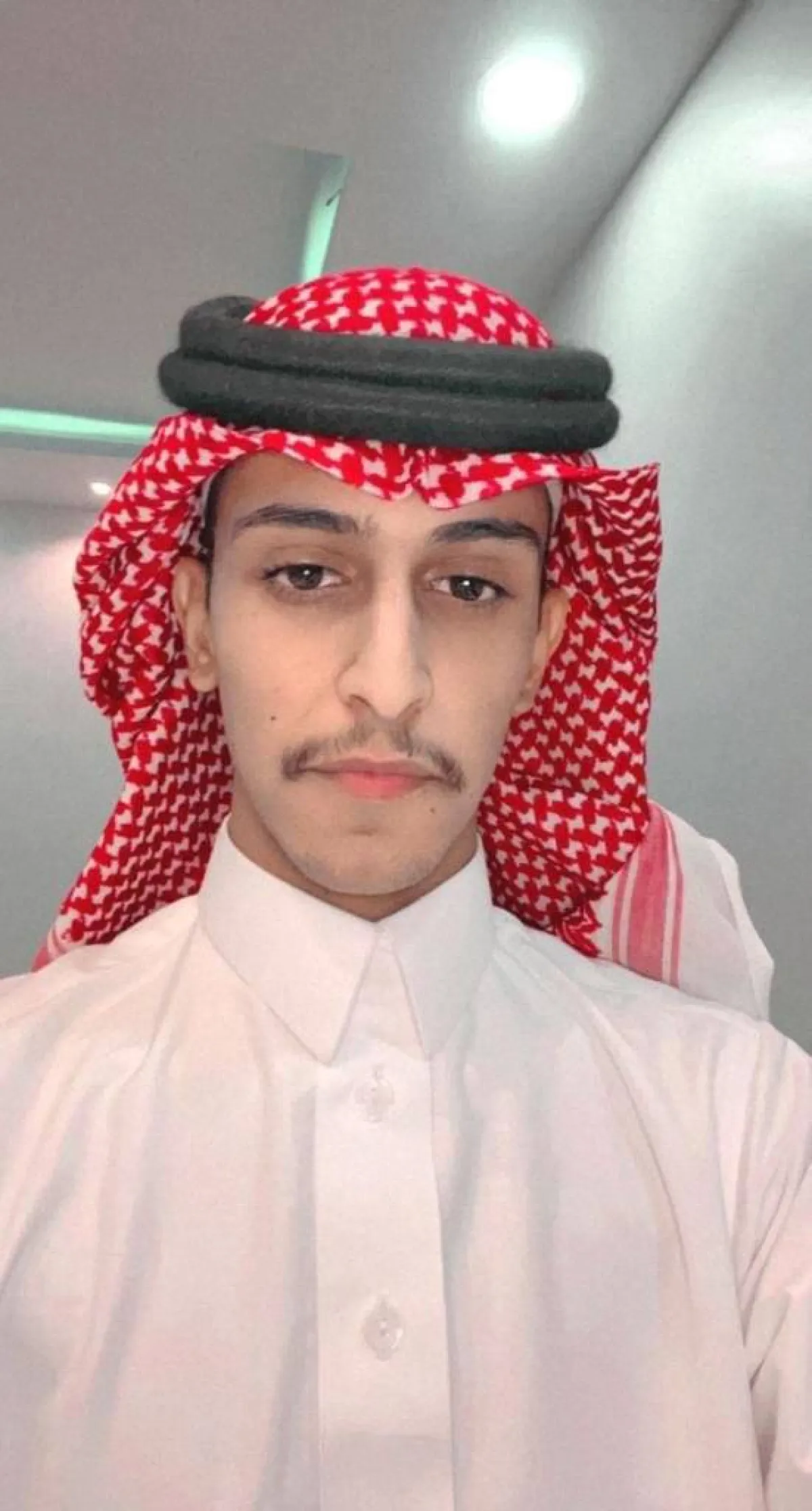 طالب سعودي ينقذ حياة طفل سقط في خزان صرف صحي بالقصيم - الصورة من حساب جامعة شقراء