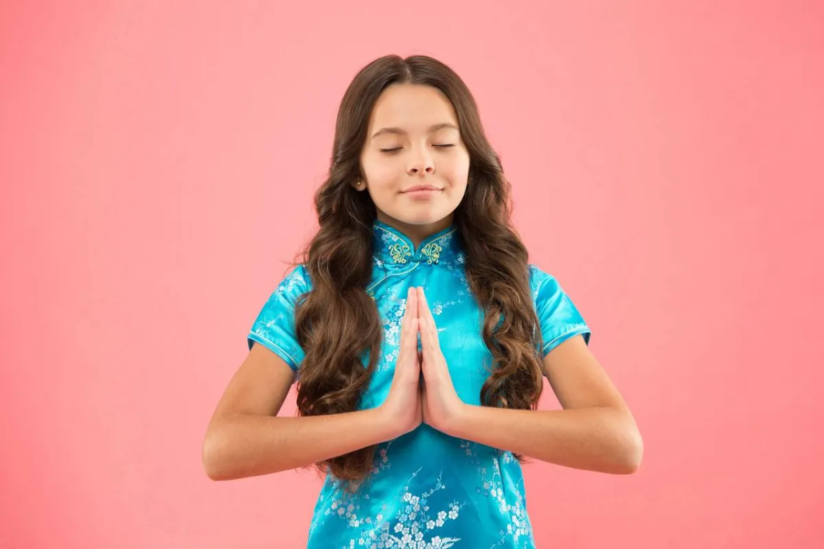 طفلة تمارس تمارين التنفس