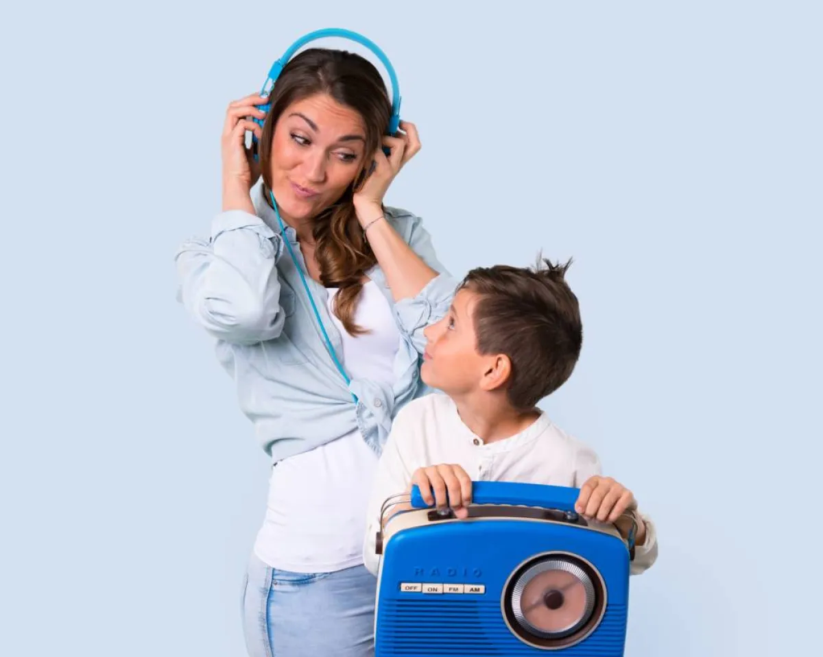 صورة أم وطفلها يستمعان إلى الموسيقى