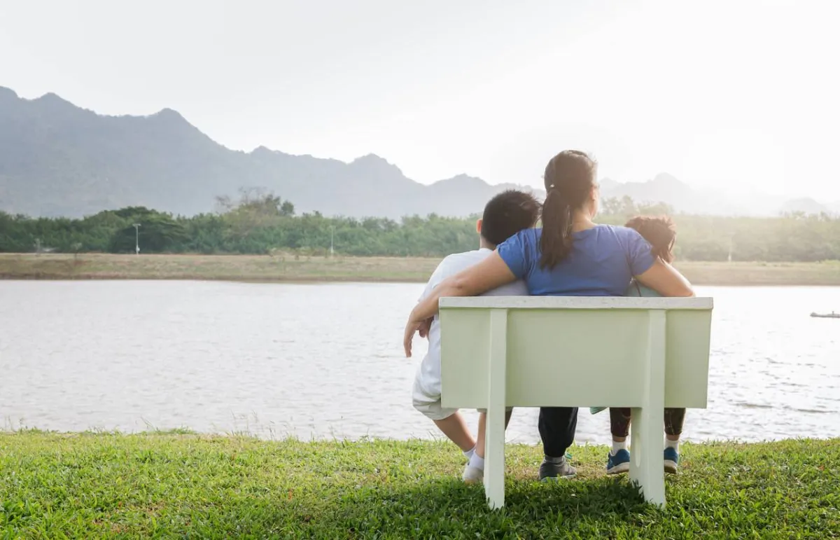 صورة لأم مع طفليها في نزهة