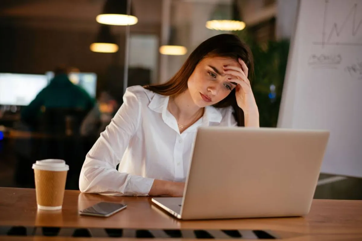 الإرهاق والسلبيّة تجاه العمل والشعور بعدم الفاعليّة  هي من مؤشّرات "الاحتراق الوظيفي"