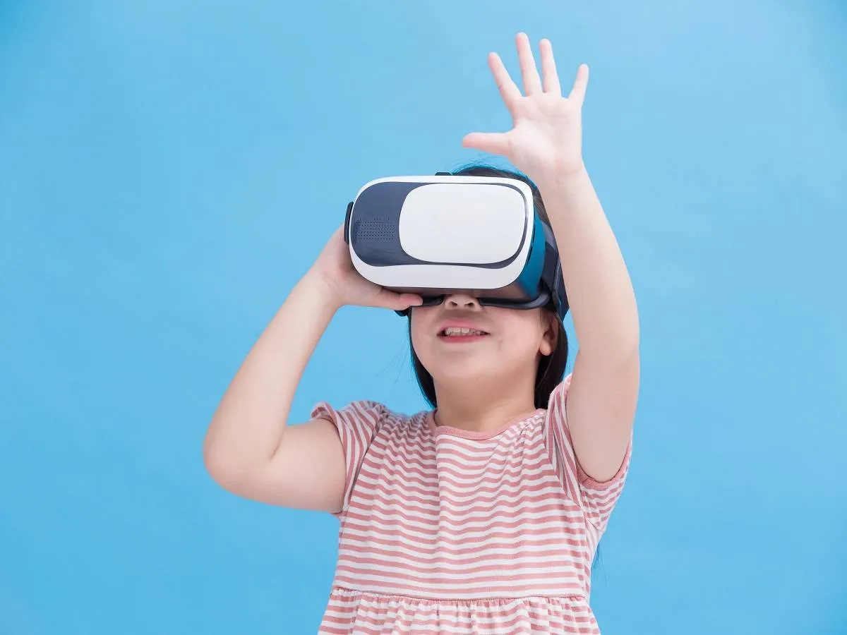 صورة لفتاة تلعب ألعاب الفيديو  