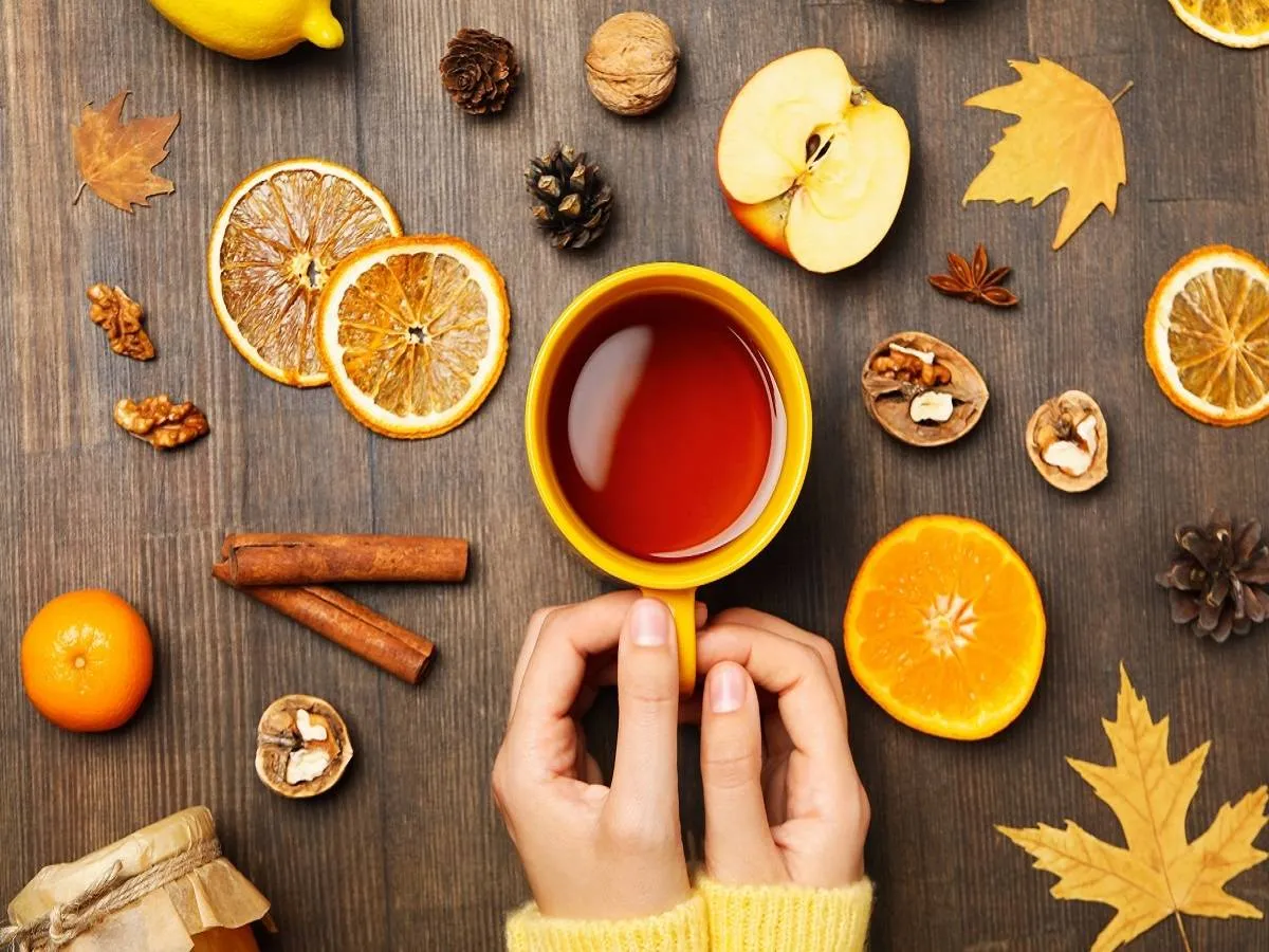 صورة لامرأ ة تحمل كوب يحتوي على مشروب القرفة