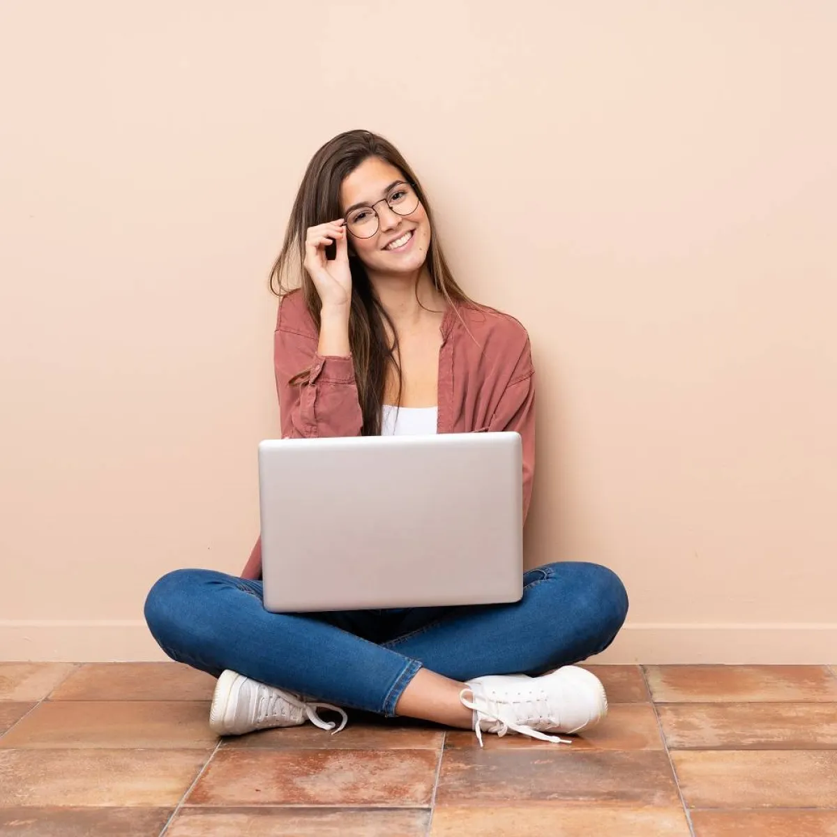 صورة تعبيرية لفرحة المراهقة بالتواصل