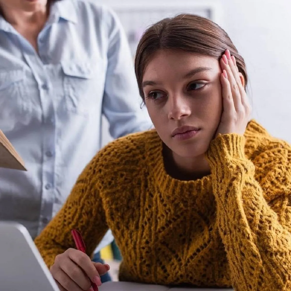 صورة تعبيرية عن ضيق المراهقة بالمراقبة