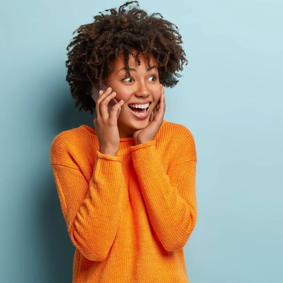 صورة لمراهقة تتحدث بالموبايل