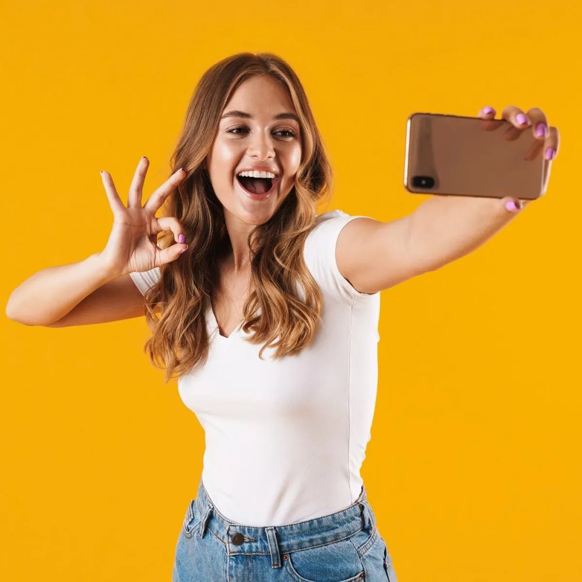 صورة تعبر عن انشغال لمراهقة بالتواصل