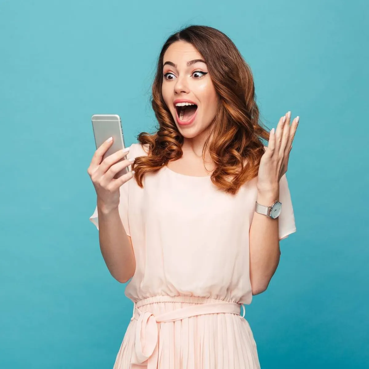 صورة تعبيرية عن ملازمة الموبايل للمراهقة