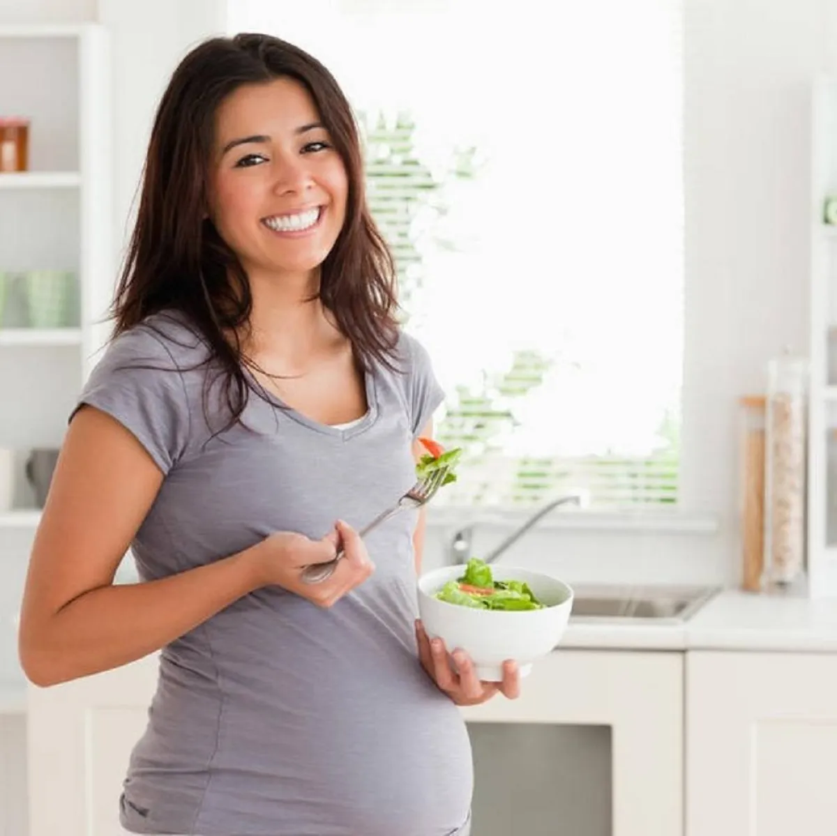 صورة لحامل تتناول وجبة خفيفة