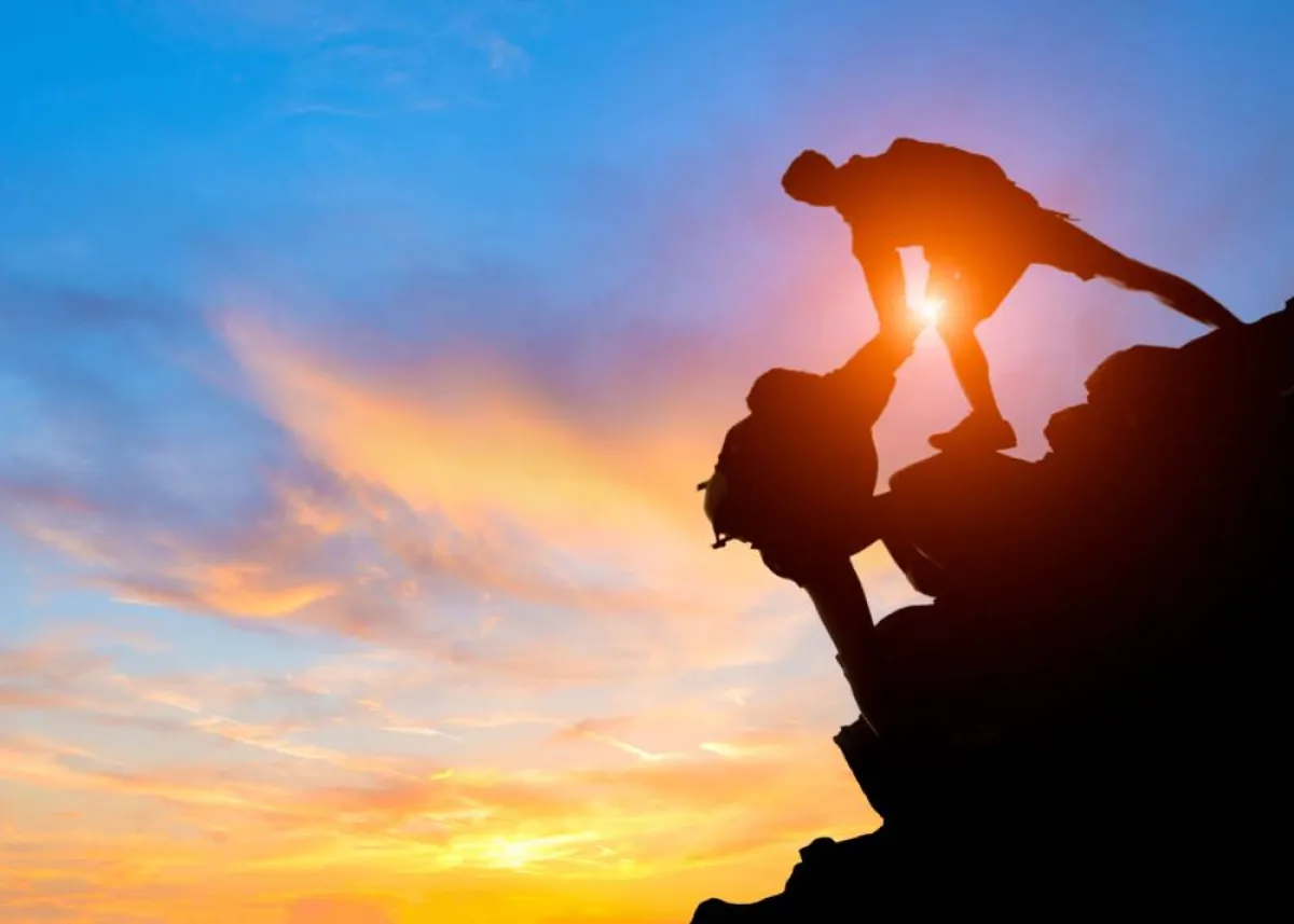 العصامي يُساعد الآخرين على النجاح 