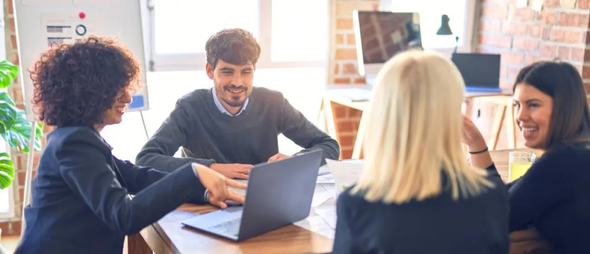 نقاش بين أعضاء فريق العمل