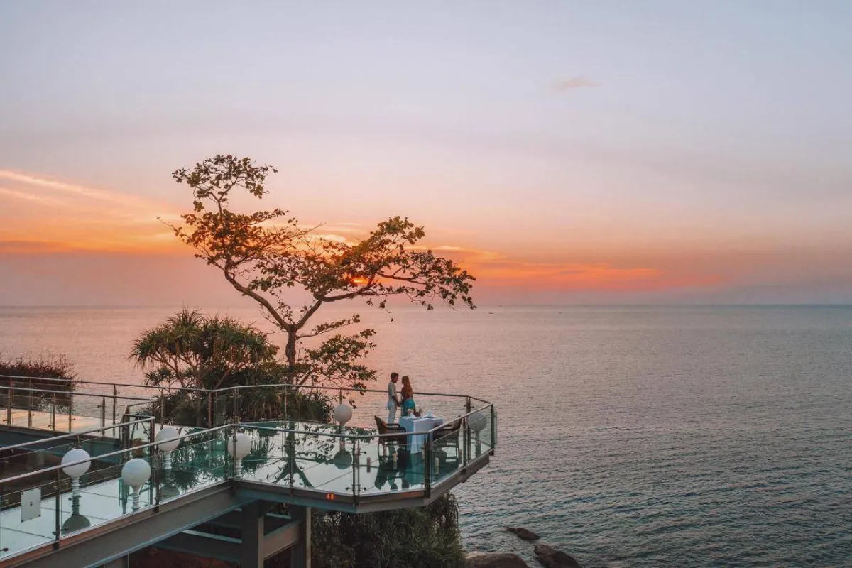 متعة تناول العشاء عند المغيب في ذا شور آت كاتاثاني