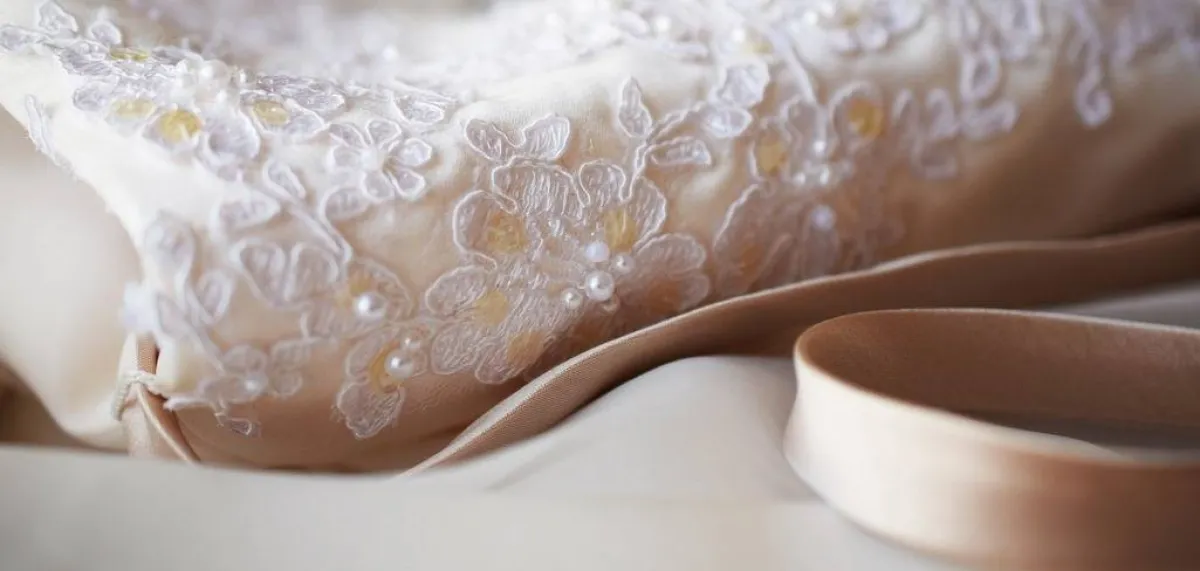 فستان العروس مصنوع من نسيج "الدانتيل"