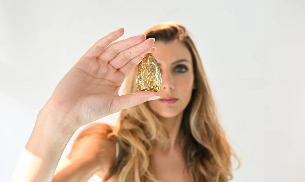 ألماسة "الكناري الذهبي" الفاخرةألماسة "الكناري الذهبي" الفاخرة