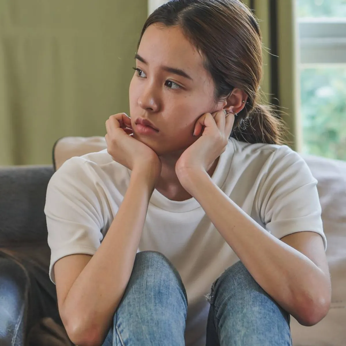 صورة لمراهقة تعاني نفسياً