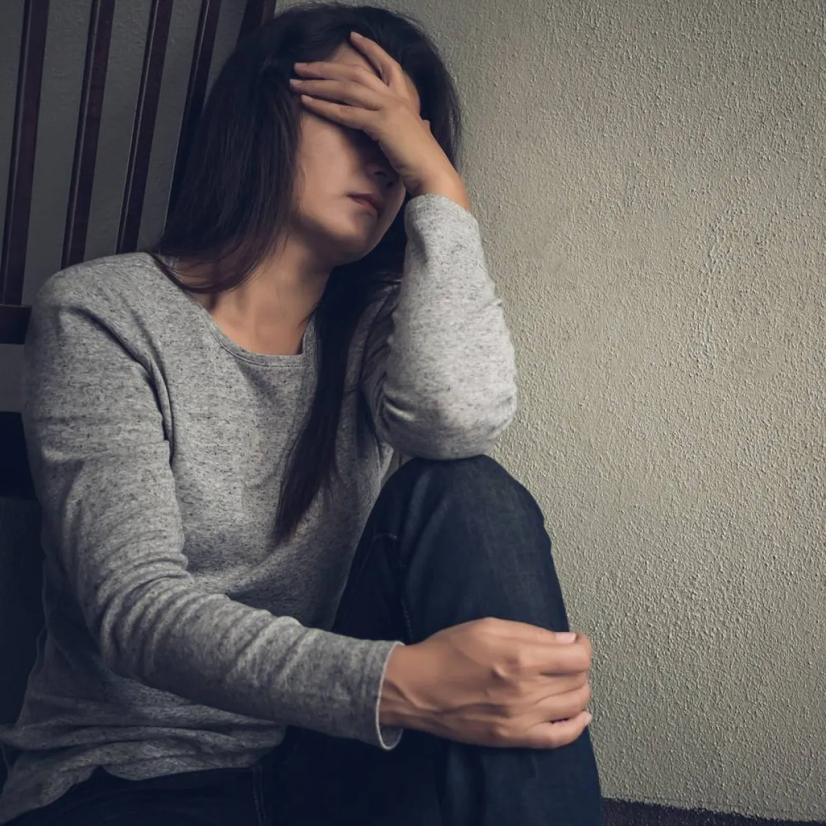 صورة تعبيرية لمراهقة تشعر بالوحدة