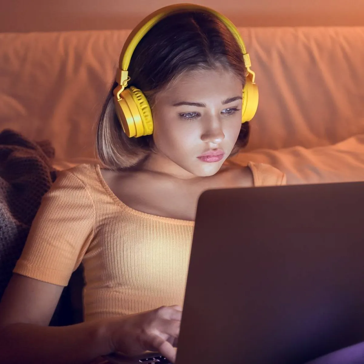 صورة لمراهقة منشغلة بما تحب عمله