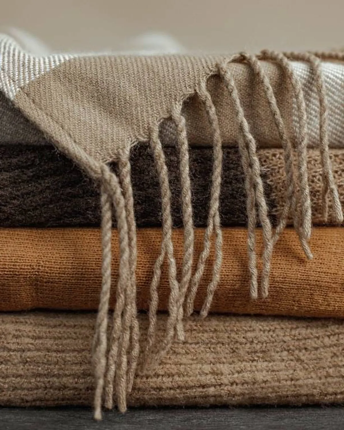 كومة من الملابس الصوف