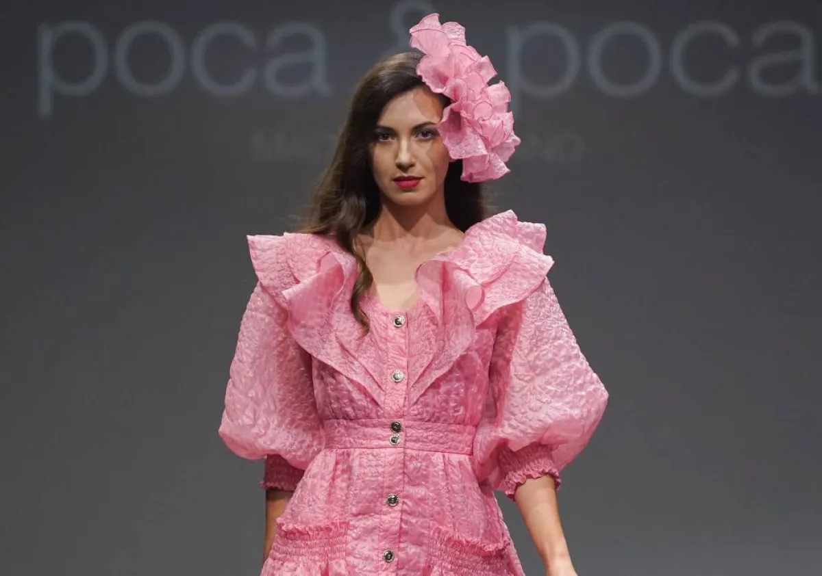 إطلالات باللون الزهري