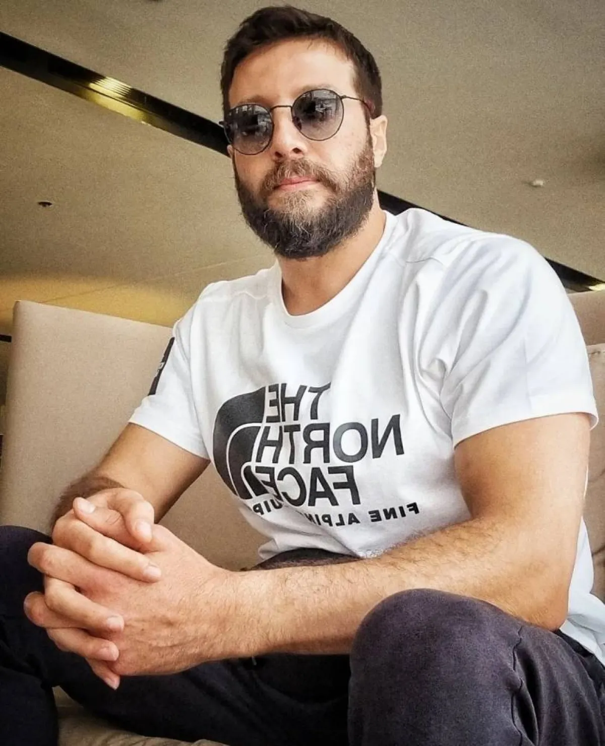 إطلالات محمد الأحمد بالتيشيرت 