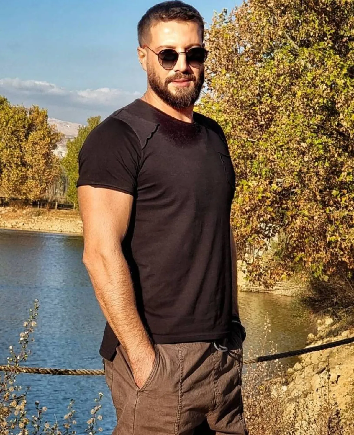 إطلالات محمد الأحمد بالتيشيرت 