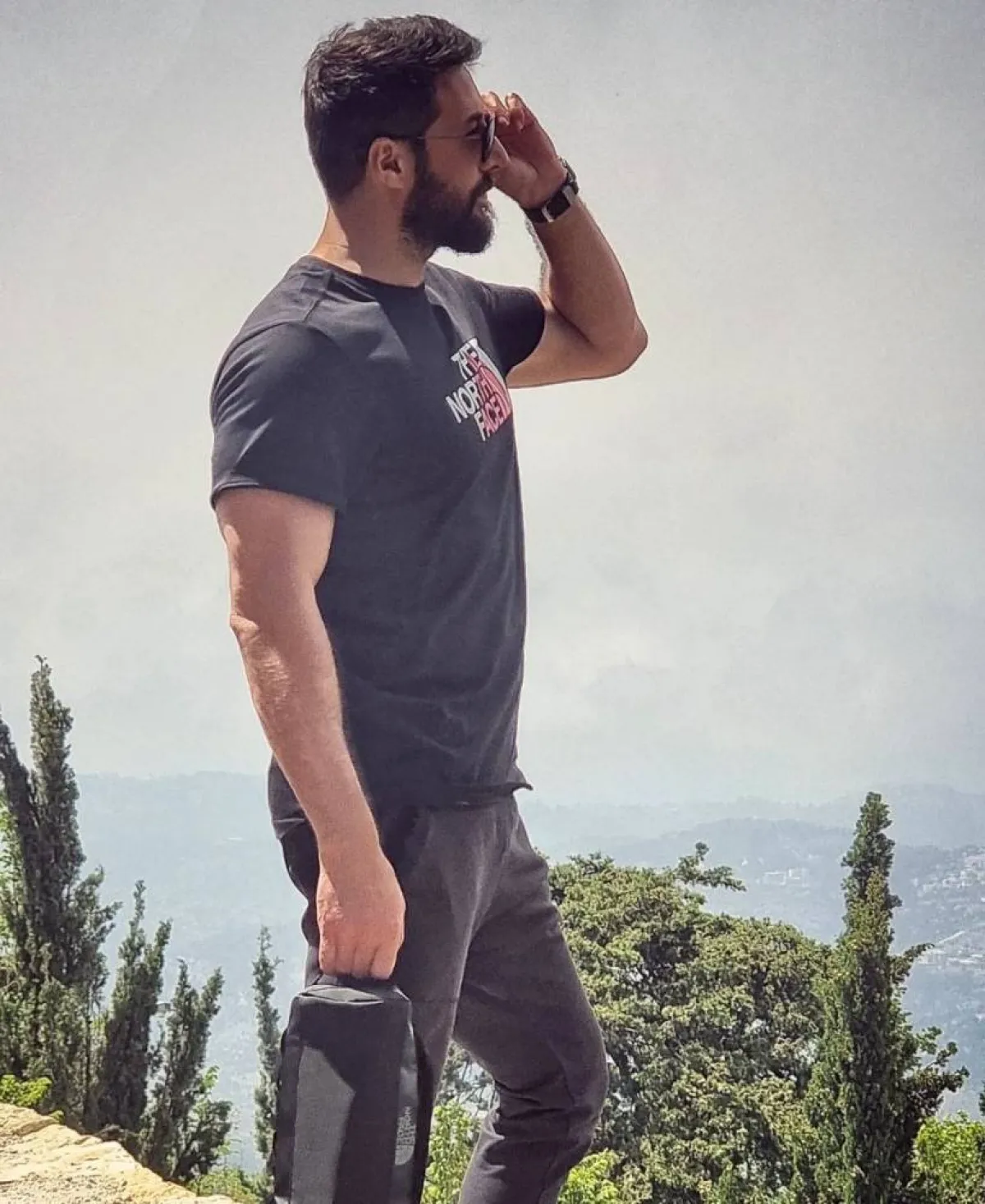 إطلالات محمد الأحمد بالتيشيرت 