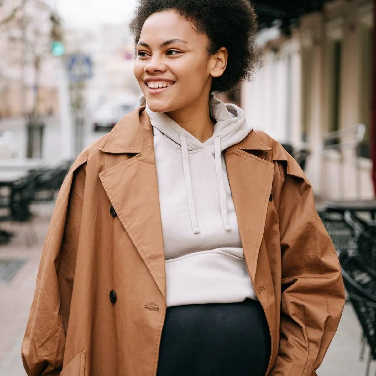 صورة لحامل تمارس رياضة المشي