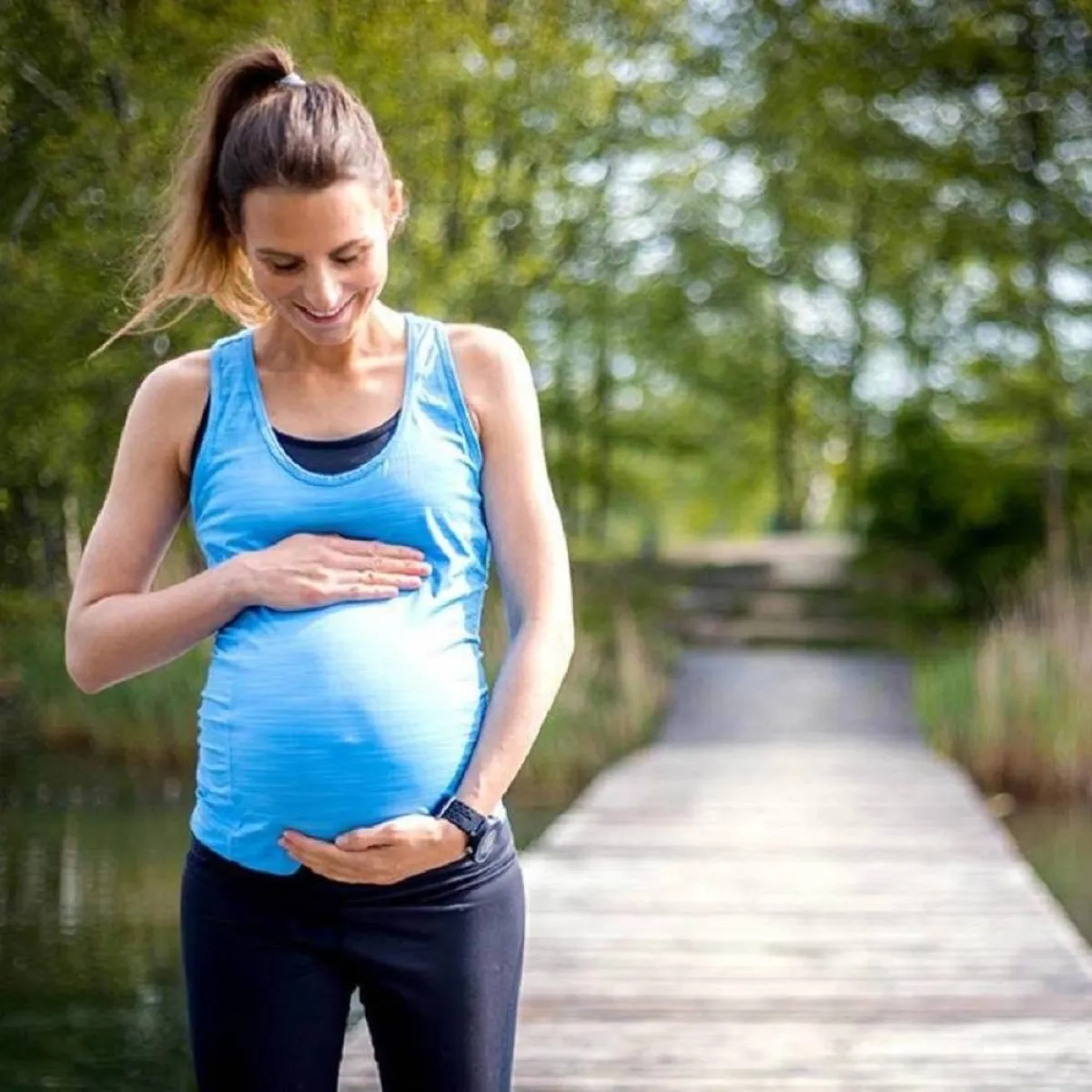 صورة لحامل تشعر بألم أسفل البطن
