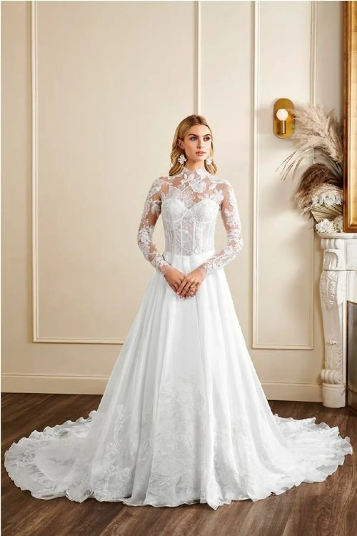 فستان زفاف مزيّن بالتطريزات من كيلي فيتانيني Kelly Faetanini