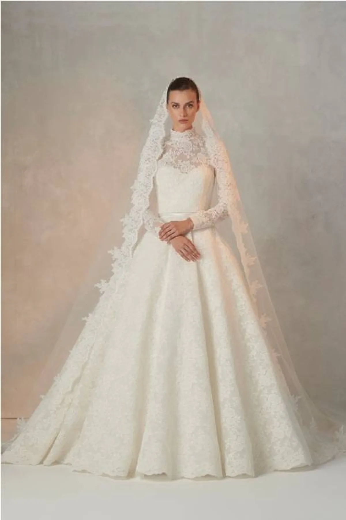 فستان زفاف مزيّن بالتطريزات من رامي العلي Rami Al Ali