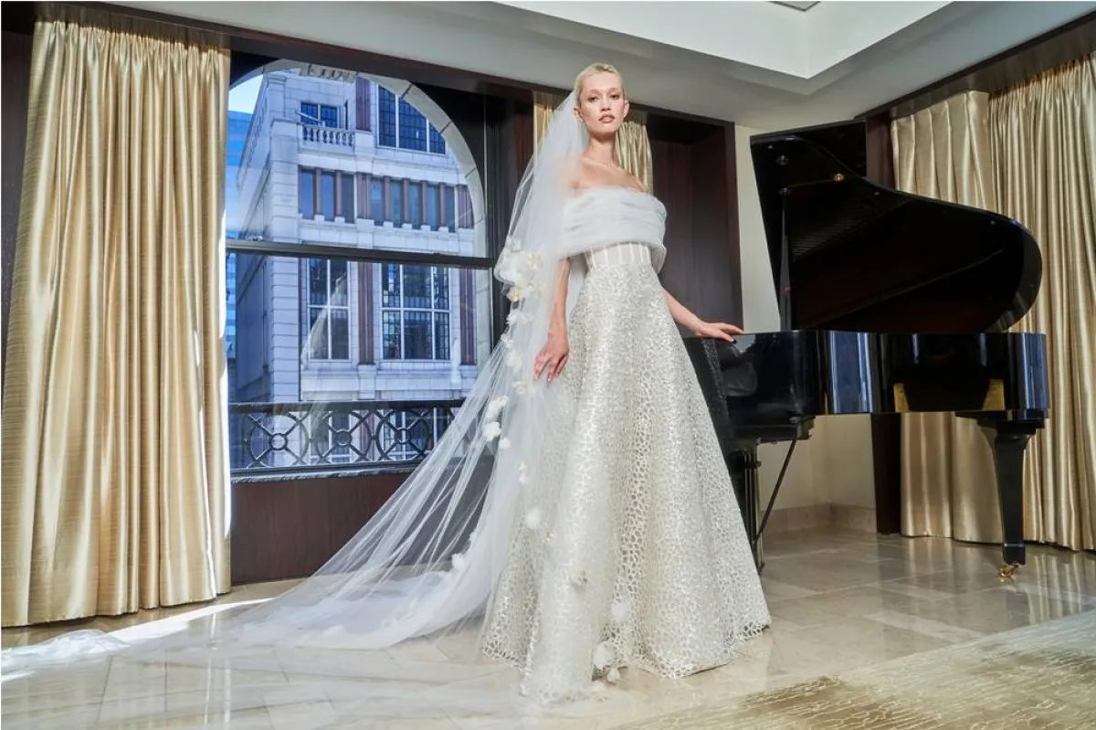 فساتين زفاف مزيّنة بالتطريزات الغنية لحفلات الزفاف الفاخرة لخريف وشتاء 2023 من أندرو كوون Andrew Kwon